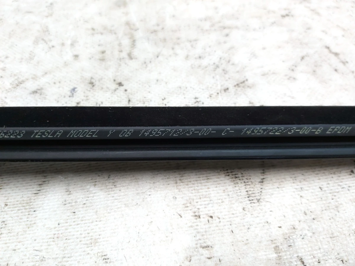 2 Молдинг наружный двери передней левой BLACK Tesla Model Y 1495710-00-F
