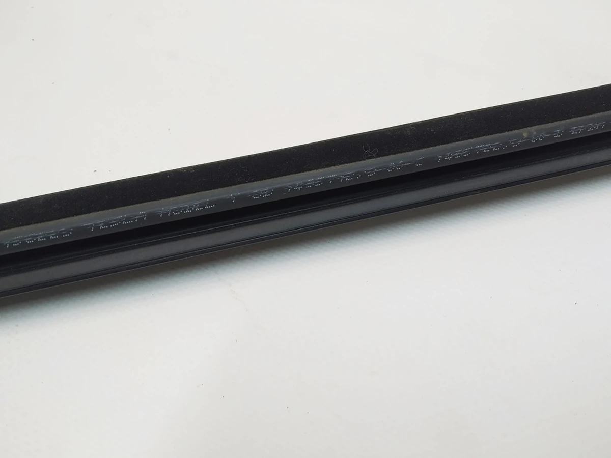 2 Молдинг наружный двери передней левой BLACK Tesla Model Y 1495710-00-F