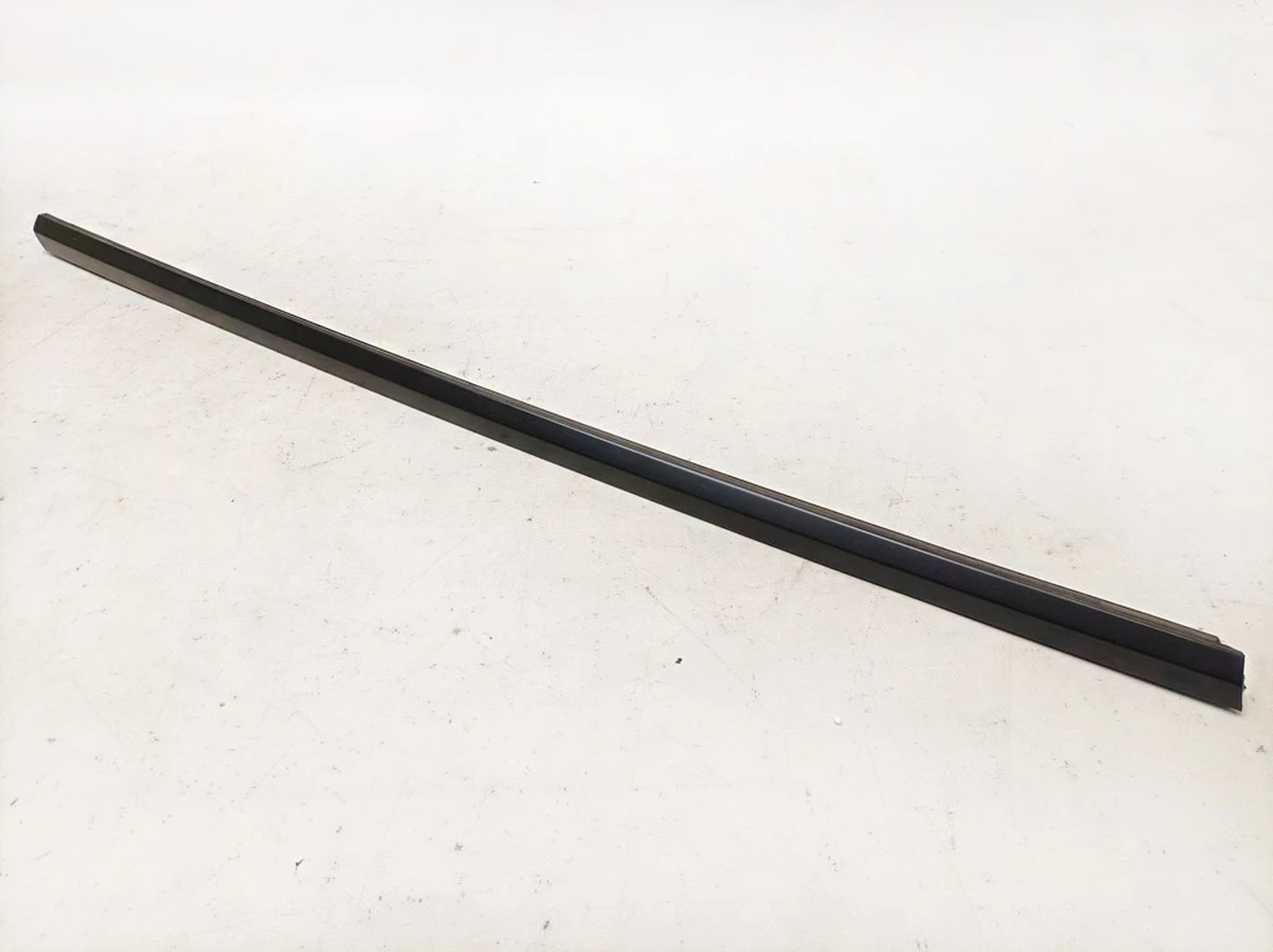 2 Молдинг зовнішній дверей передніх правих BLACK BLACK Tesla Model Y 1495713-00-B