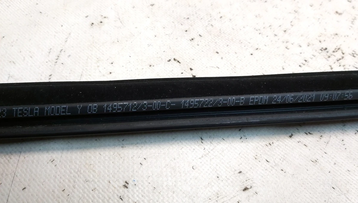 2 Outer belt assembly - Rear door - Left Hand BLACK Tesla Model Y 1495720-00-E, 1495720-40-E