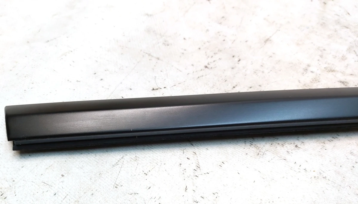 2 Молдинг зовнішній дверей задніх правих BLACK Tesla Model Y 1495723-00-C, 1495721-00-E