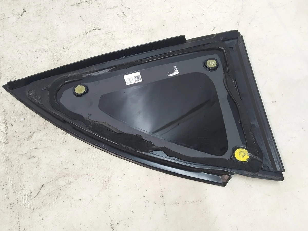 3 Стекло крыла заднего левого (форточка) Tesla Model Y 1495740-00-E
