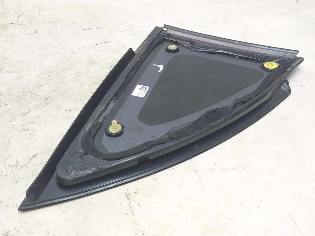 3 Стекло крыла заднего левого (форточка) Tesla Model Y 1495740-00-E