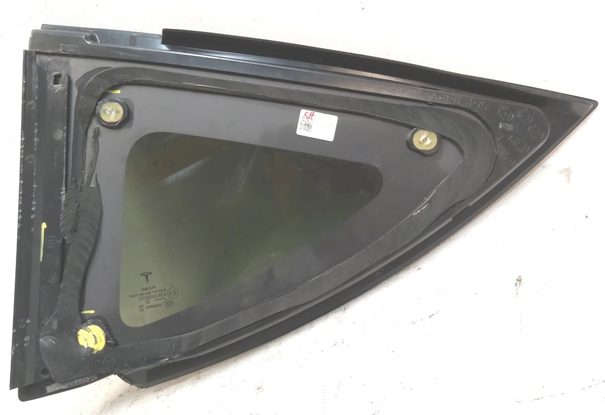 3 Скло крила заднього правого (кватирка) Tesla Model Y 1495741-00-E