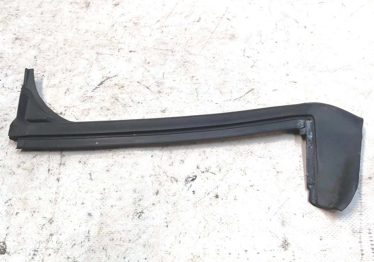 Ущільнювач гумовий скла крила заднього правого Tesla model Y 1495741-00-E