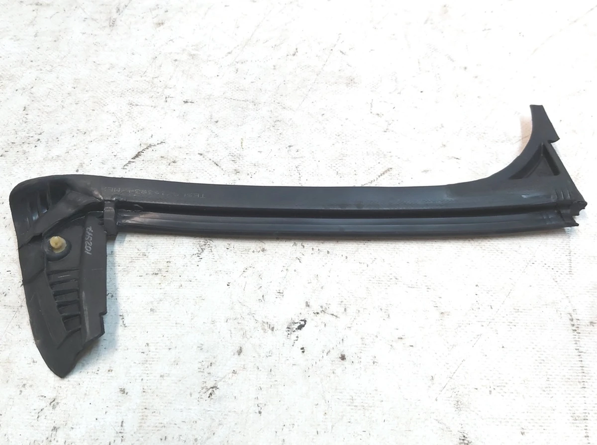 Ущільнювач гумовий скла крила заднього правого Tesla model Y 1495741-00-E