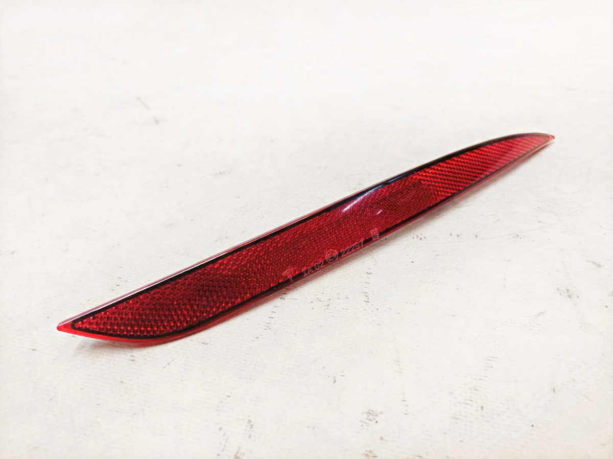 7 Отражатель заднего бампера правый пассивный Tesla Model Y 1495818-00-B