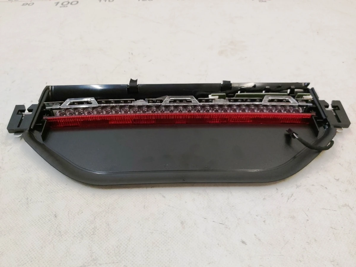 16 СТОП сигнал кришки багажника Tesla Model Y 1783718-00-B