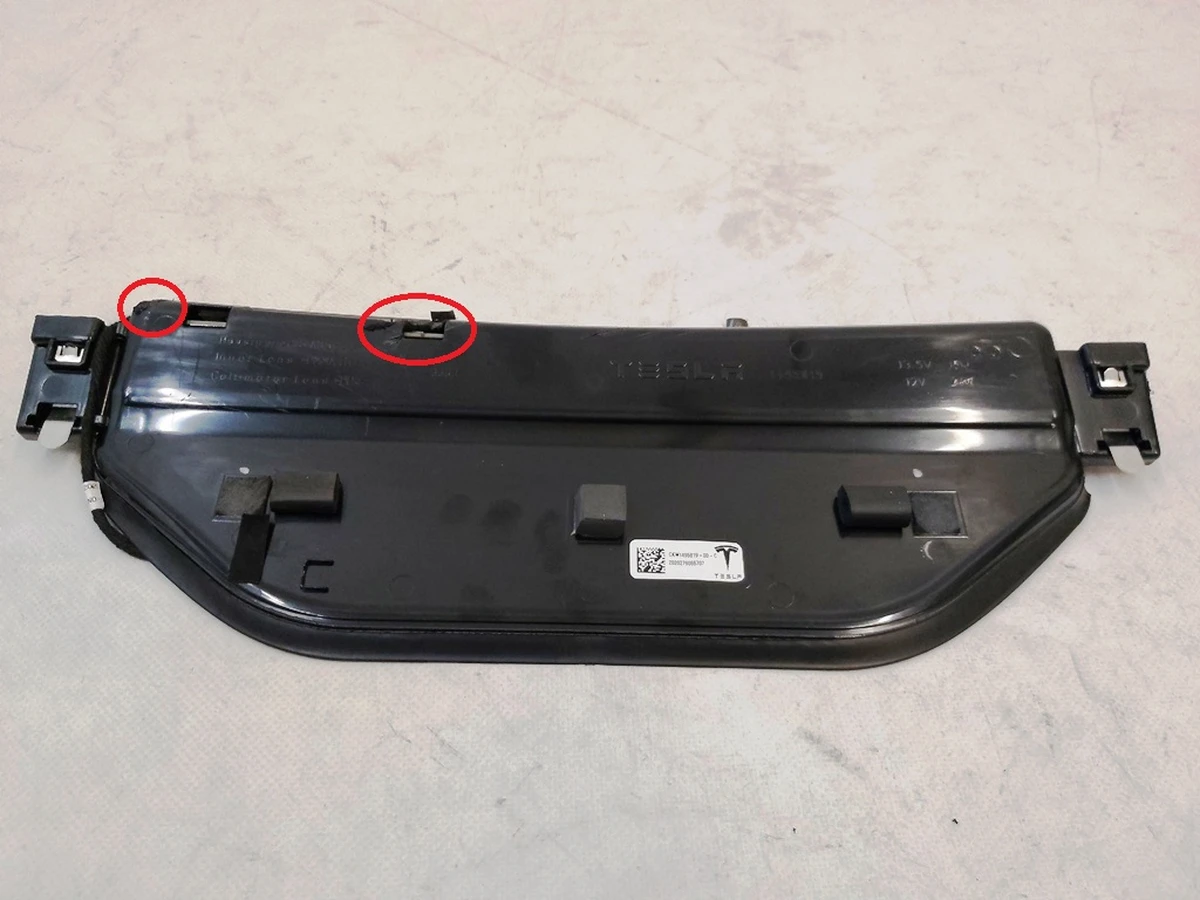 16 СТОП сигнал кришки багажника Tesla Model Y 1783718-00-B