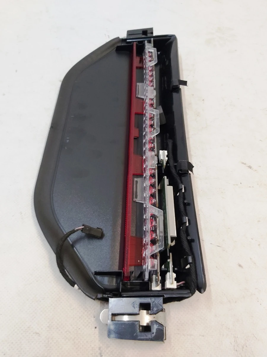16 СТОП сигнал кришки багажника Tesla Model Y 1783718-00-B