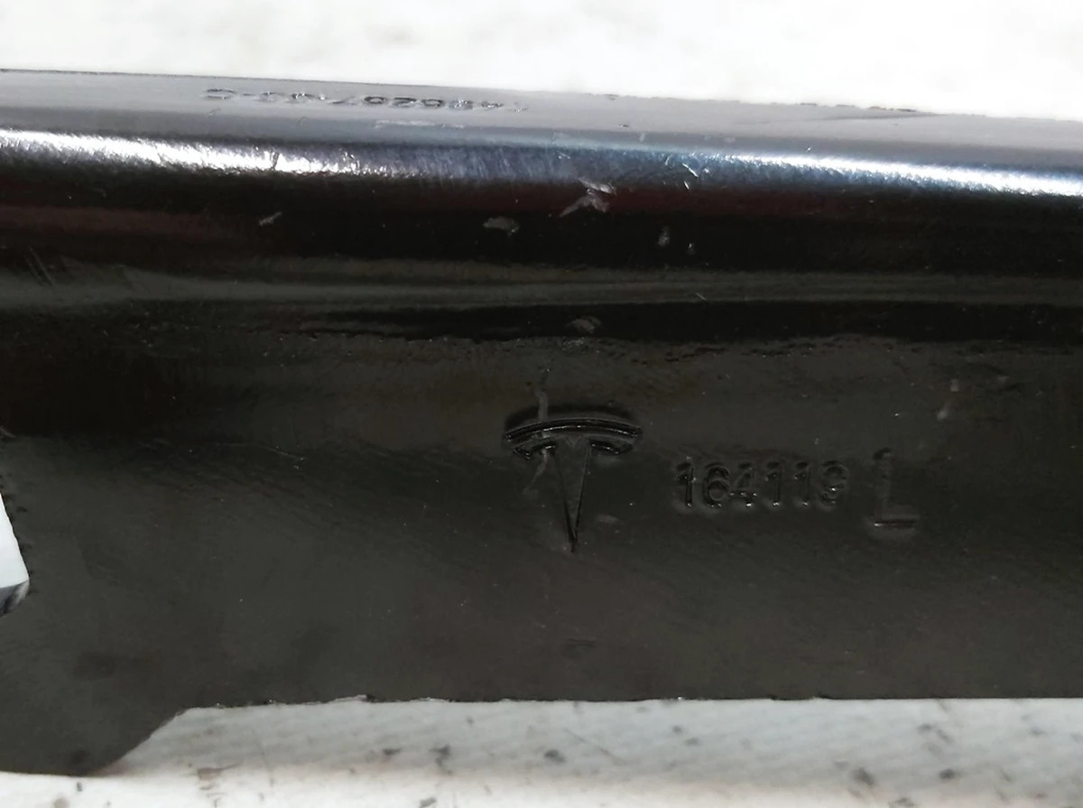2 Петля кріплення капота ліва Tesla Model Y 1496267-00-C
