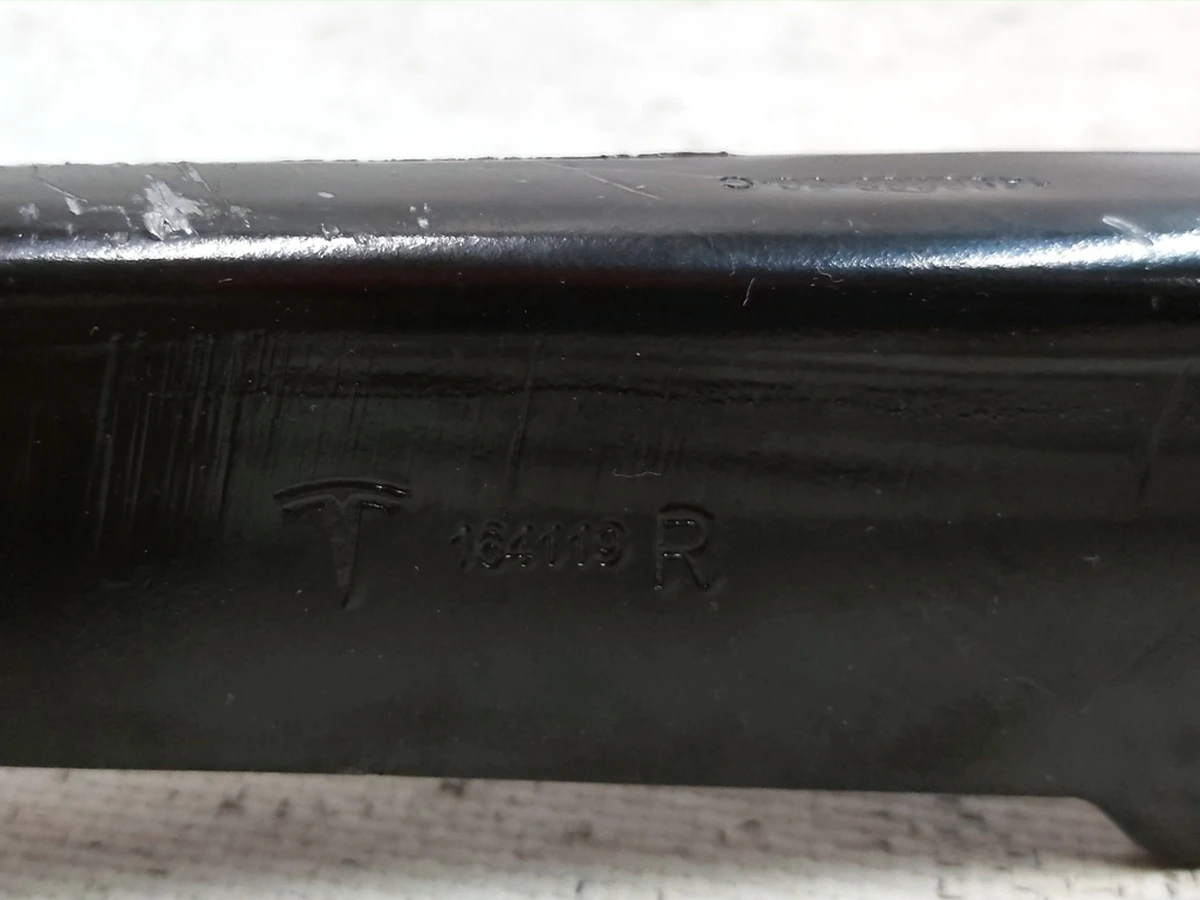 2 Петля кріплення капота права Tesla Model Y 1496268-00-C