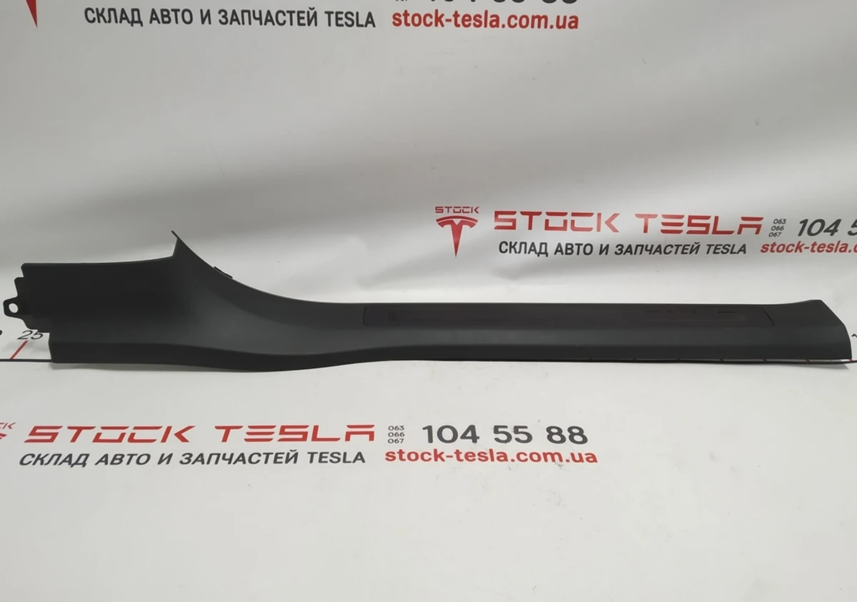 9 Облицювання порога передніх лівих дверей нижня у зборі Tesla model X 1035985-02-G