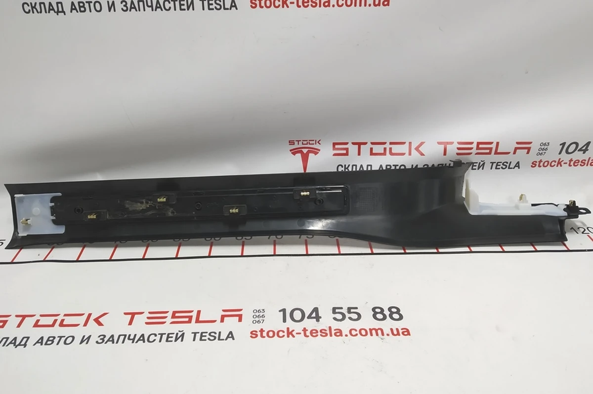 9 Облицювання порога передніх лівих дверей нижня у зборі Tesla model X 1035985-02-G