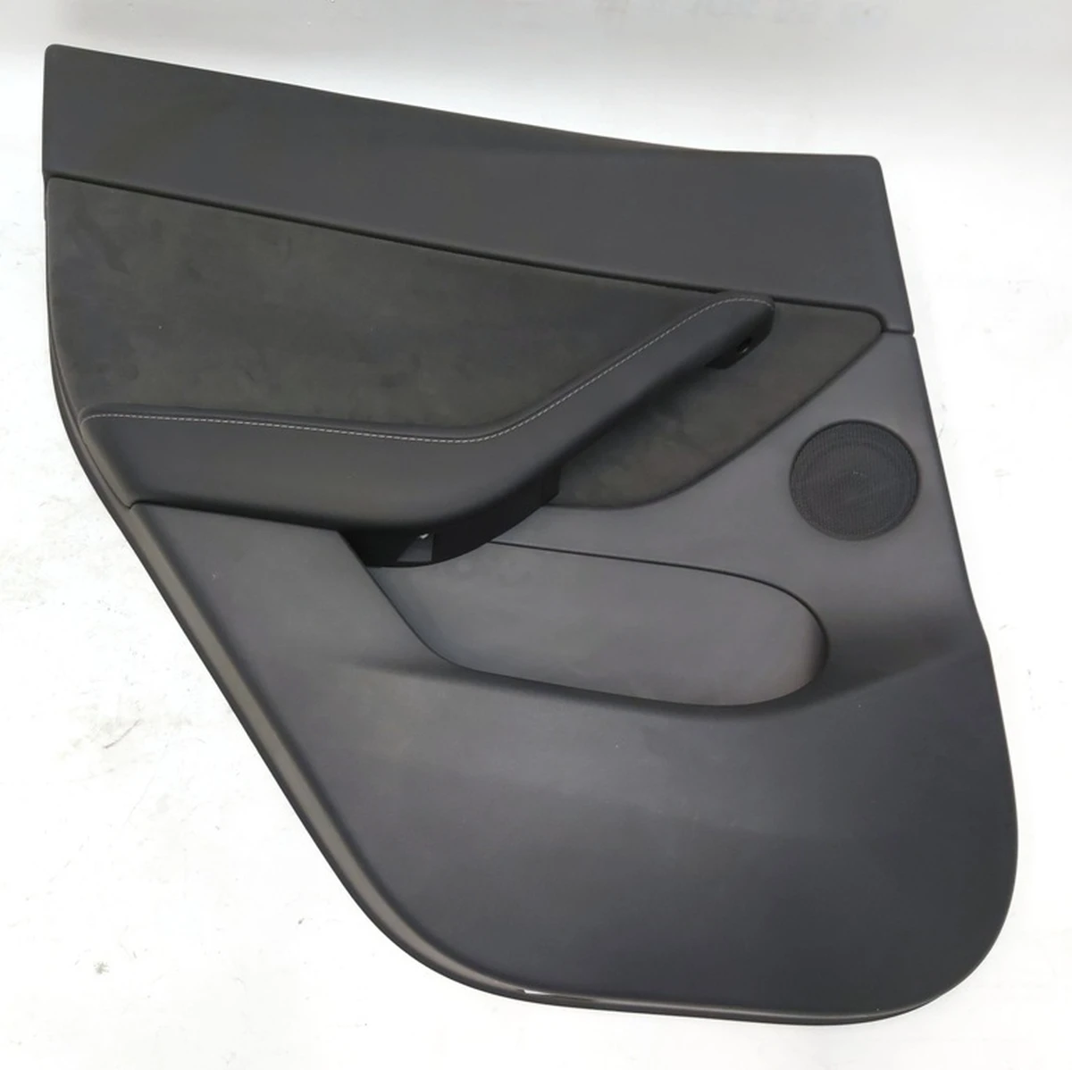 1 DOOR TRIM ASY, RR LH, LHD with bl. reg. glass and dynam. PREM BLACK Tesla model Y 1497296-91-C