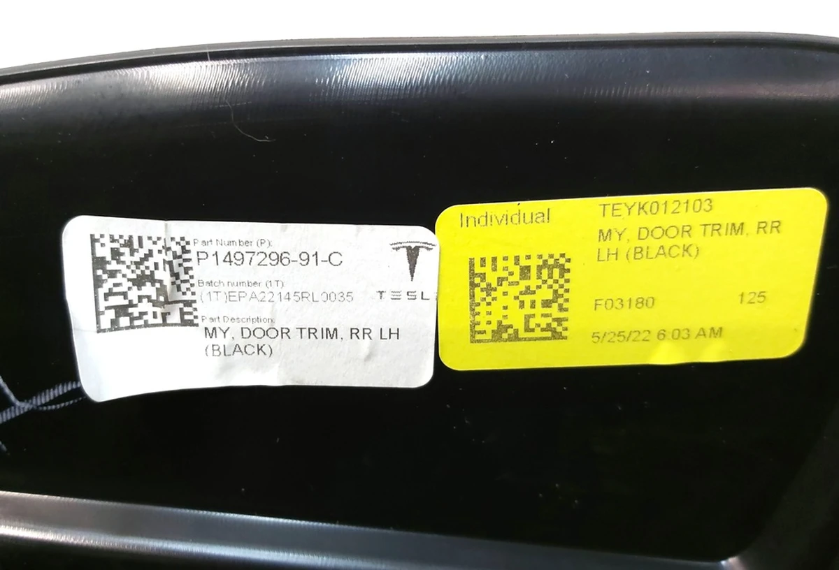 1 DOOR TRIM ASY, RR LH, LHD with bl. reg. glass and dynam. PREM BLACK Tesla model Y 1497296-91-C