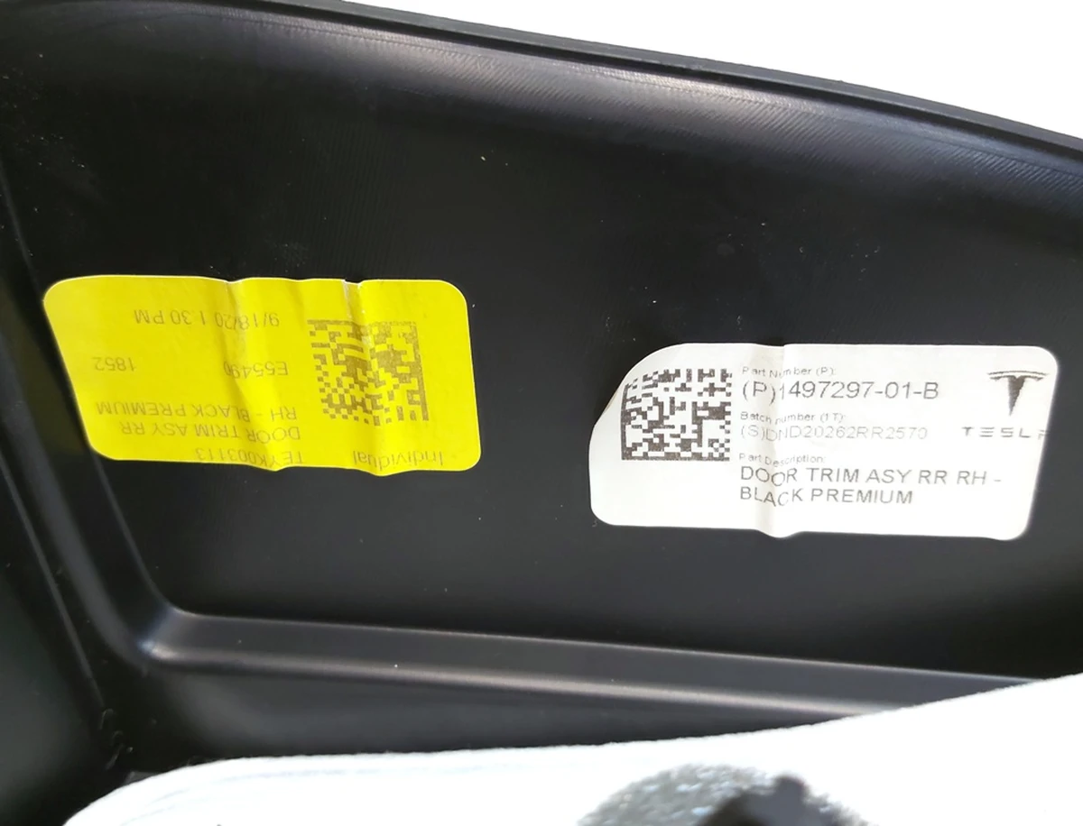 9 DOOR TRIM ASSEMBLY - REAR - RIGHT HAND - LEFT HAND DRIVE (BLACK) Tesla model Y 1497297-91-C