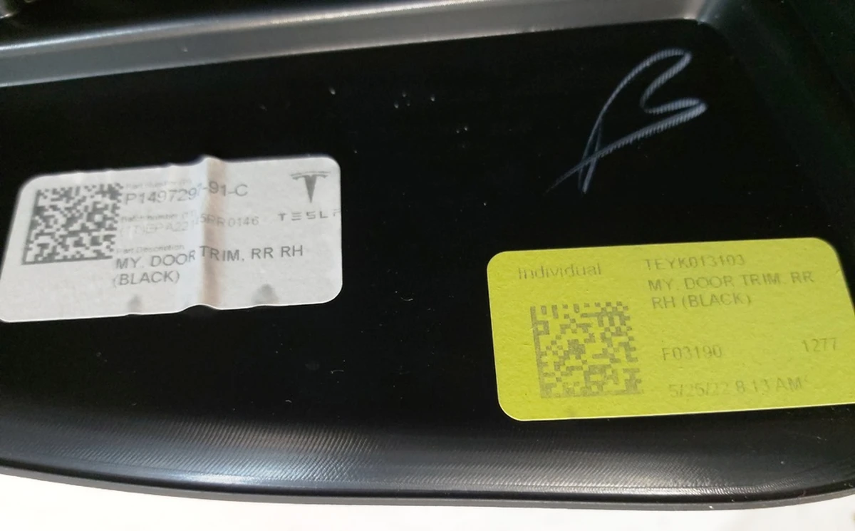 9 Карта двери задней правой с динамиком с повреждением PREM BLACK Tesla model Y 1497297-91-C