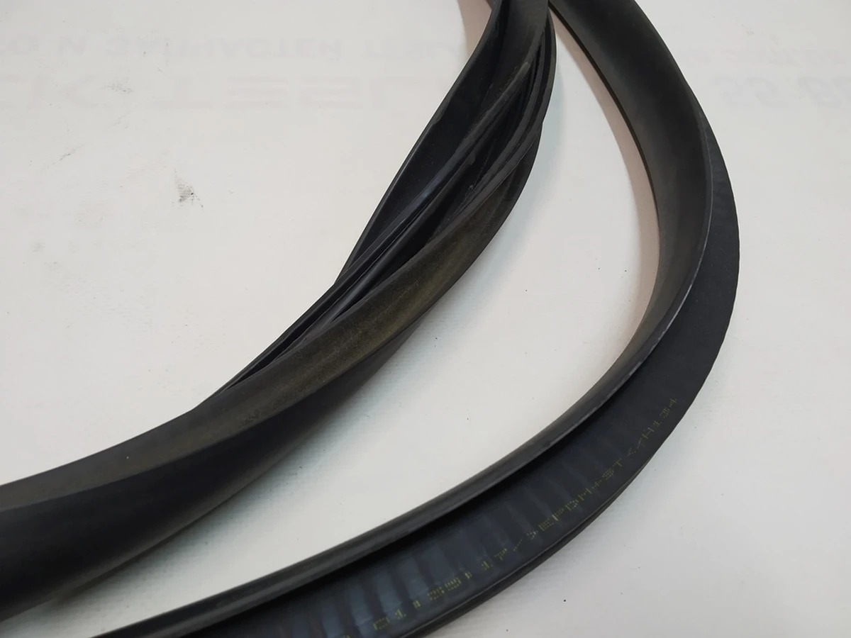 1 Ущільнювач дверного отвору переднього лівого Tesla Model Y 1497673-98-E