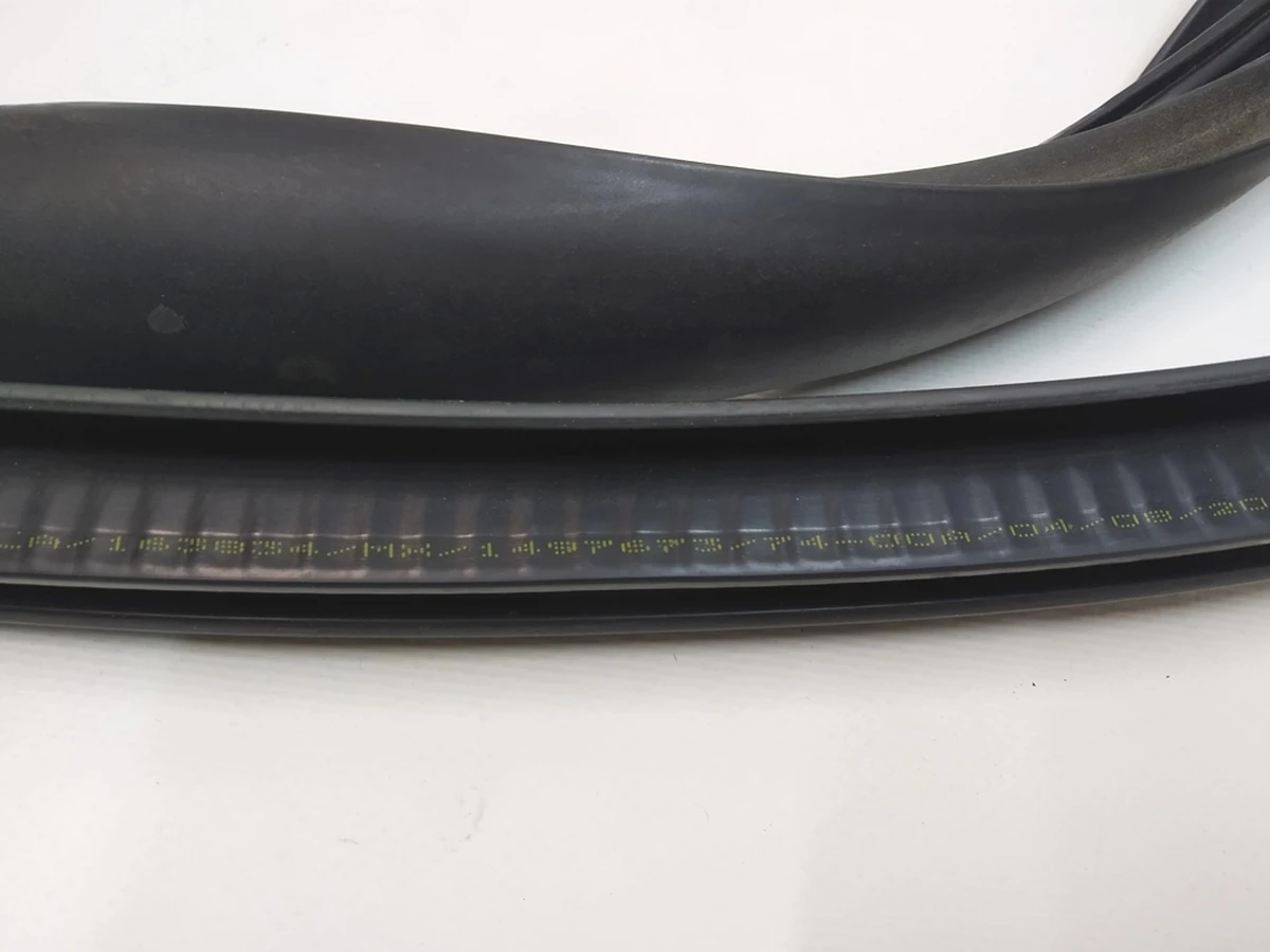 1 Ущільнювач дверного отвору переднього лівого Tesla Model Y 1497673-98-E