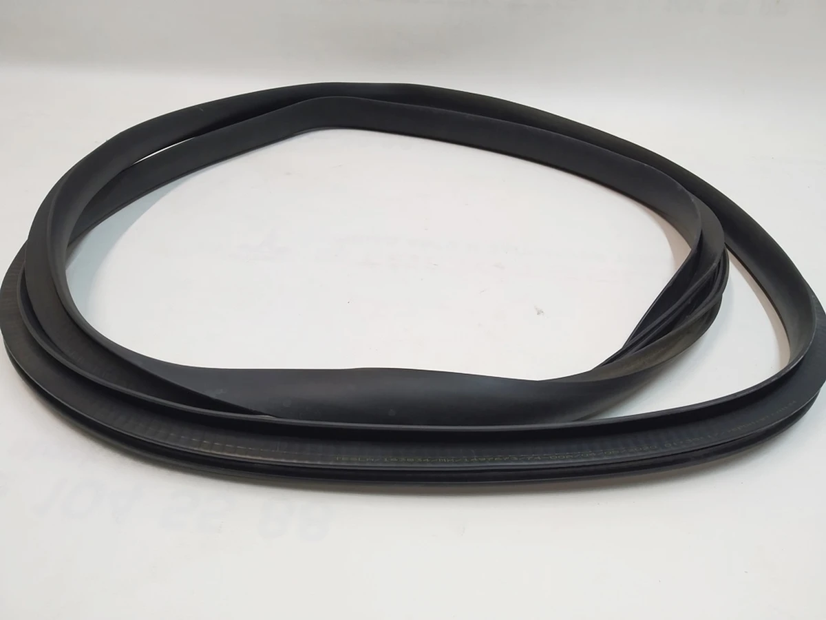 1 Ущільнювач дверного отвору переднього лівого Tesla Model Y 1497673-98-E