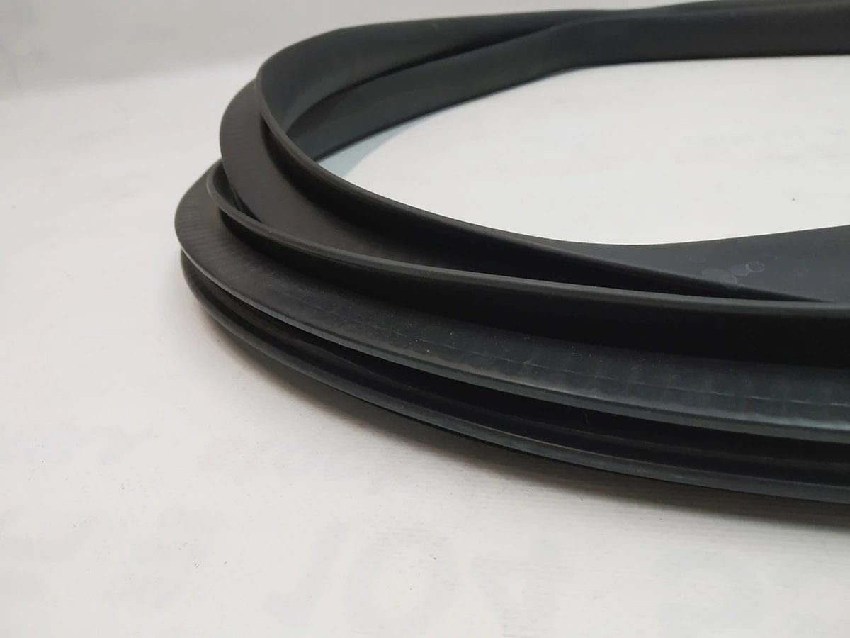 1 Ущільнювач дверного отвору переднього лівого Tesla Model Y 1497673-98-E