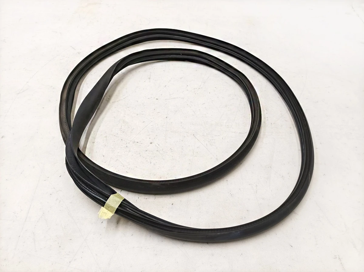 1 Уплотнитель дверного проема переднего правого с повреждением Tesla Model Y 1497674-98-E, 1497673-98-E