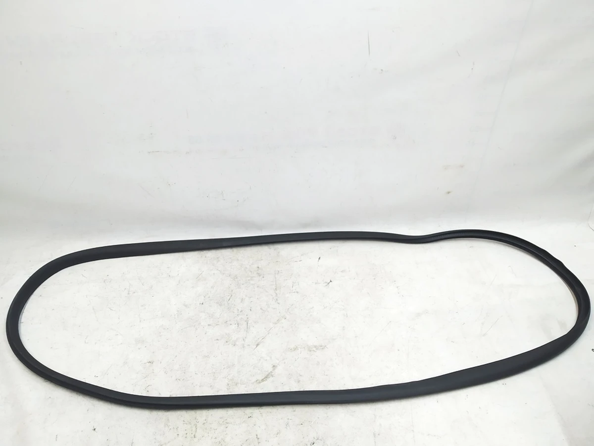 1 Уплотнитель дверного проёма переднего правого Tesla Model Y 1497674-98-E, 1497673-98-E