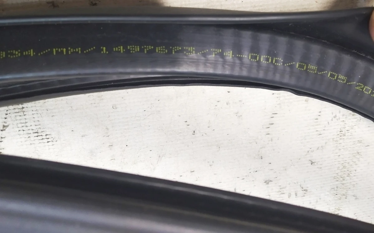 1 Уплотнитель дверного проёма переднего правого Tesla Model Y 1497674-98-E, 1497673-98-E