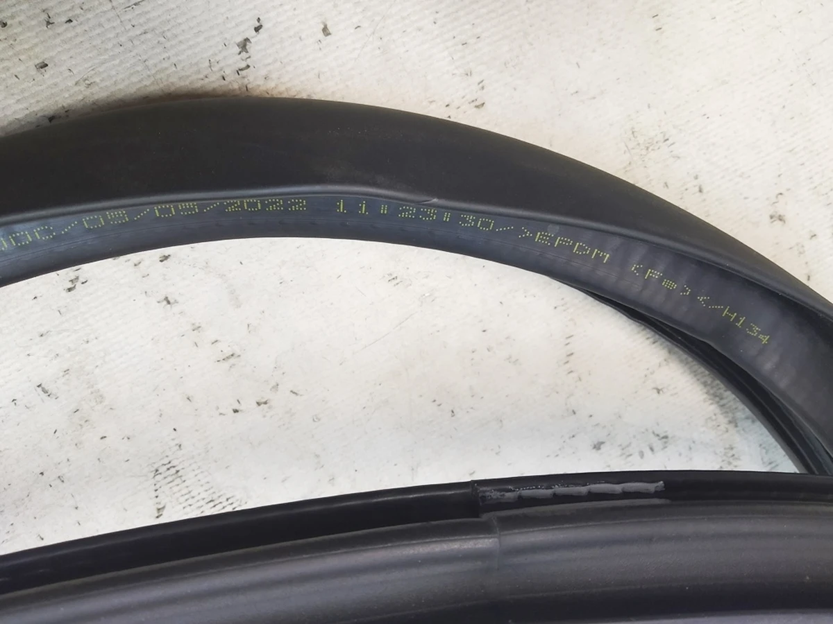 1 Уплотнитель дверного проёма переднего правого Tesla Model Y 1497674-98-E, 1497673-98-E