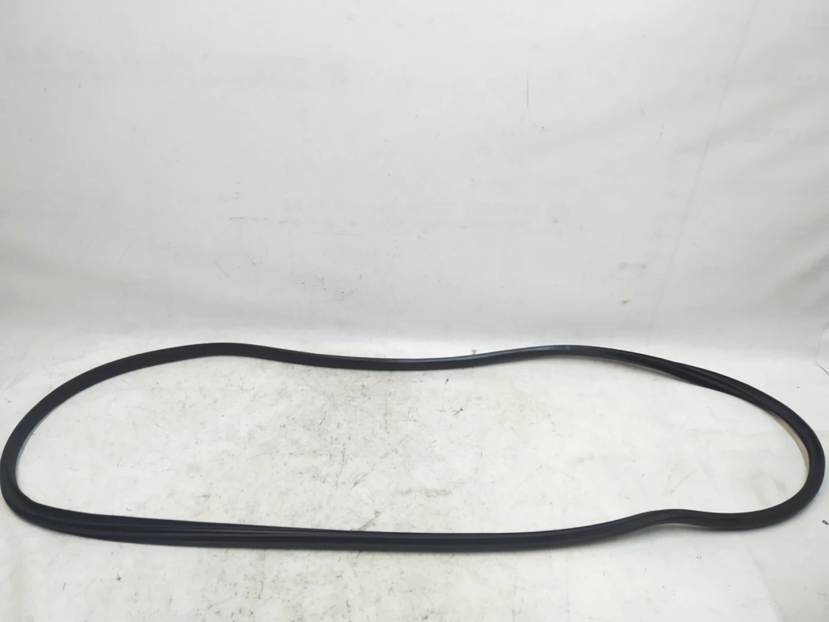 1 Уплотнитель дверного проёма переднего правого Tesla Model Y 1497674-98-E, 1497673-98-E