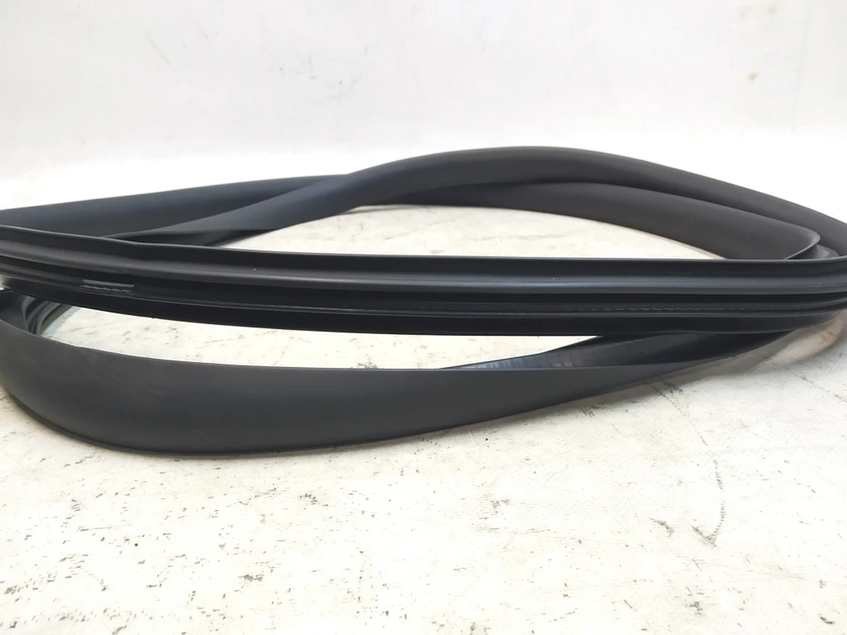 1 Уплотнитель дверного проёма переднего правого Tesla Model Y 1497674-98-E, 1497673-98-E