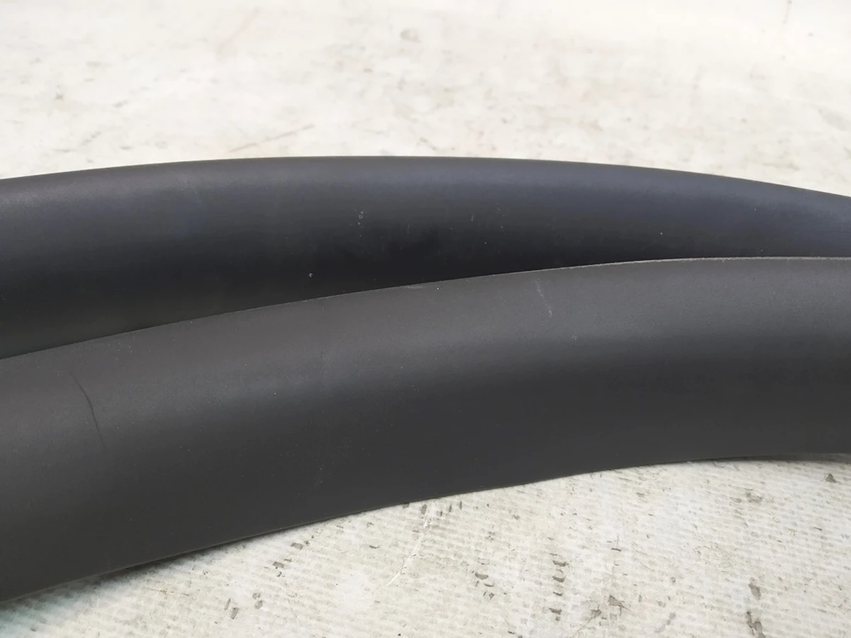 1 Уплотнитель дверного проёма переднего правого Tesla Model Y 1497674-98-E, 1497673-98-E