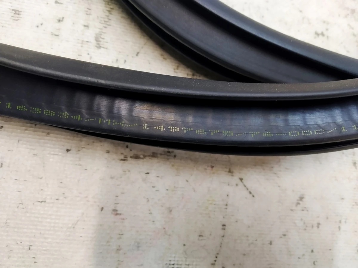 2 Уплотнитель дверного проёма заднего левого Tesla Model Y 1497675-98-E