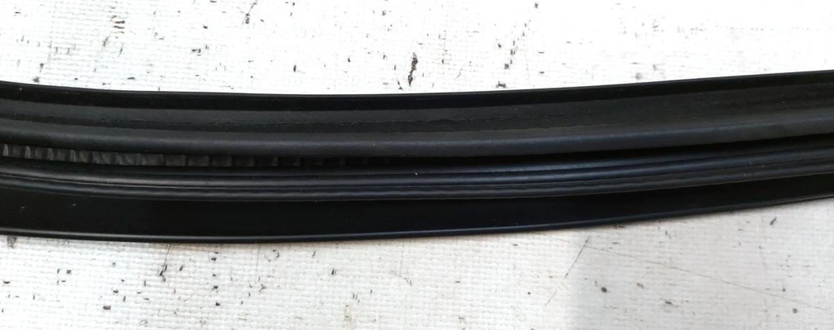2 Ущільнювач дверного отвору заднього лівого Tesla Model Y 1497675-98-E