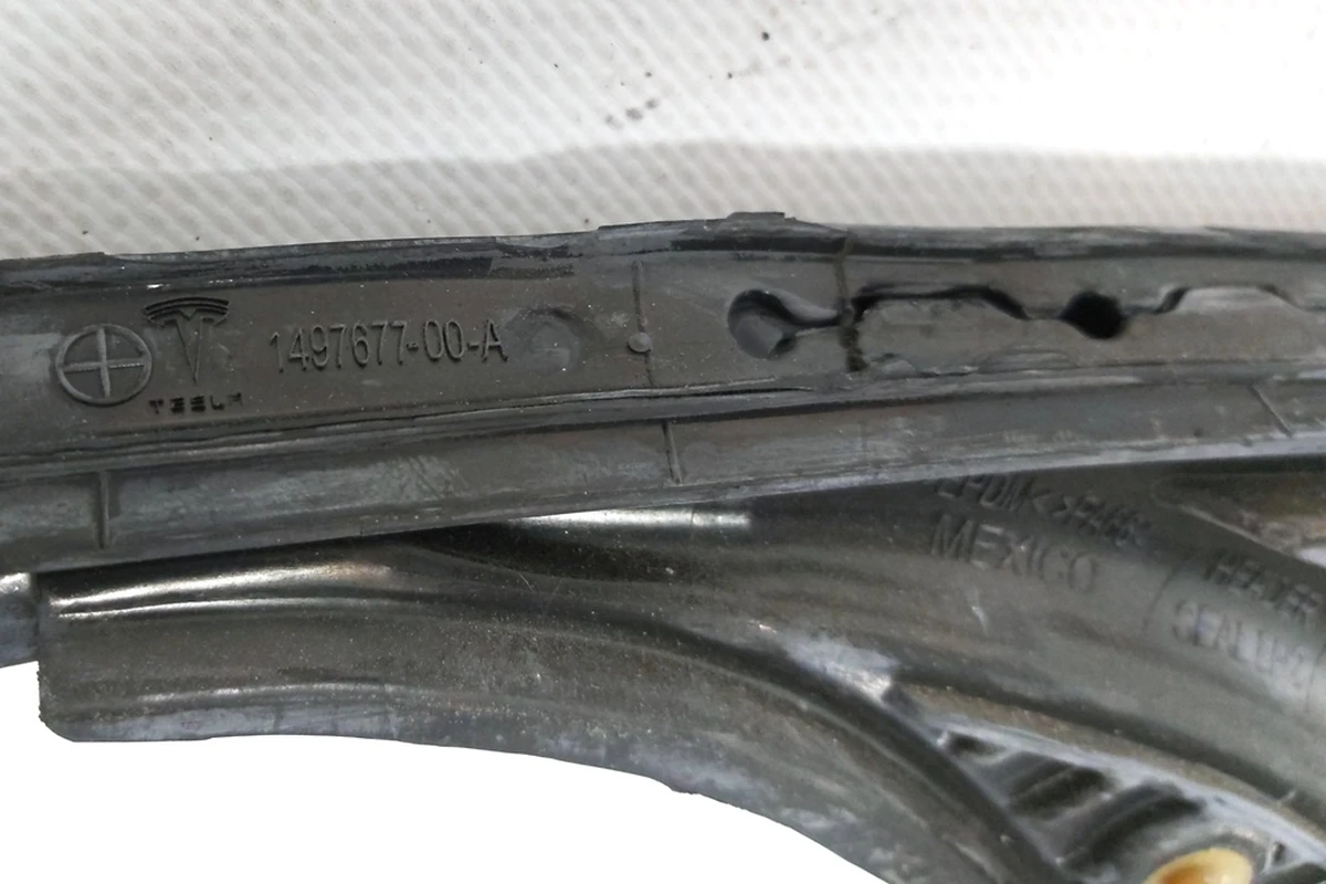 3 Upper Left Door Molding Seal Tesla model Y 1497677-00-A