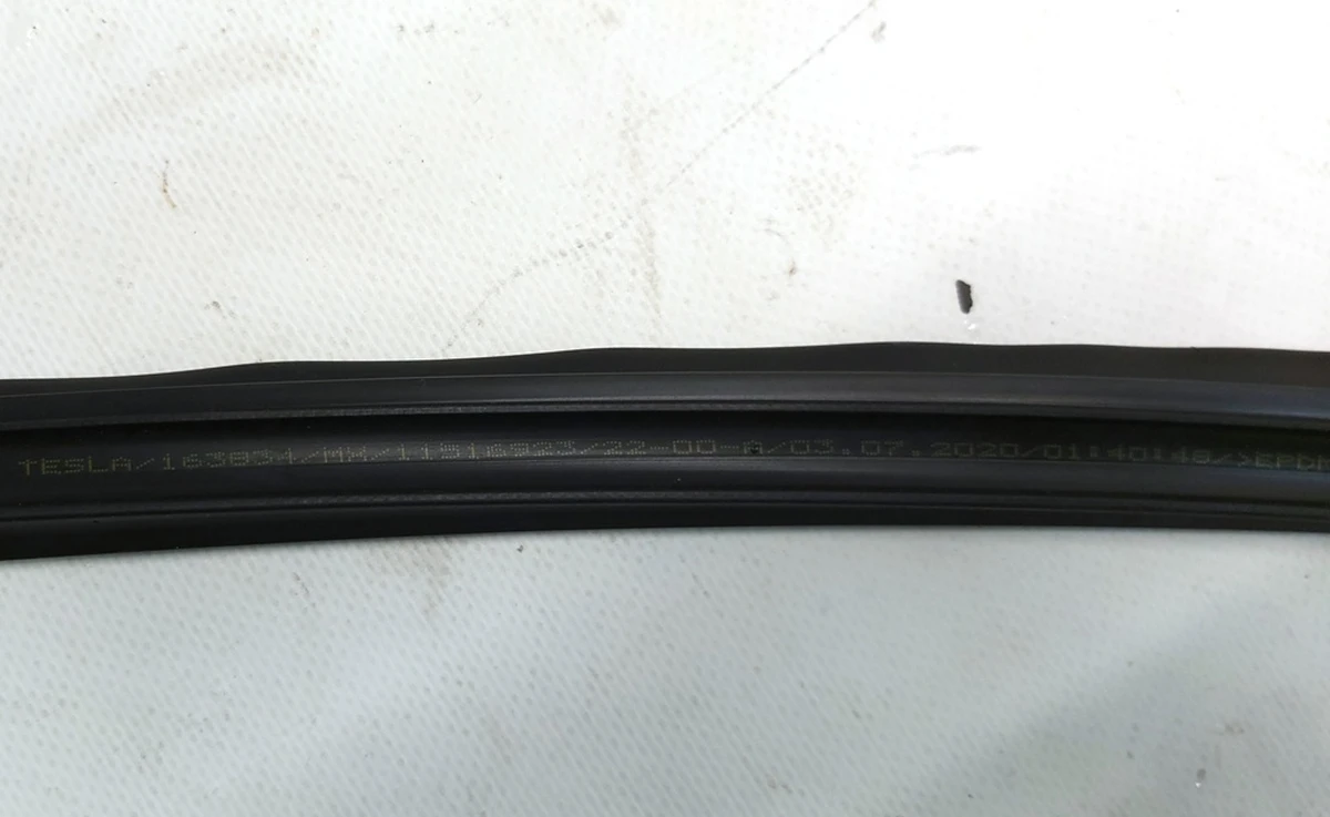 3 Upper Left Door Molding Seal Tesla model Y 1497677-00-A