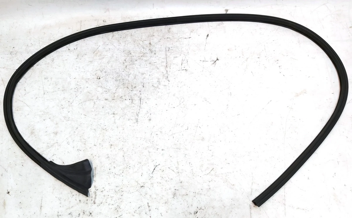 3 Ущільнювач дверного молдингу верхній лівий Tesla model Y 1497677-00-A