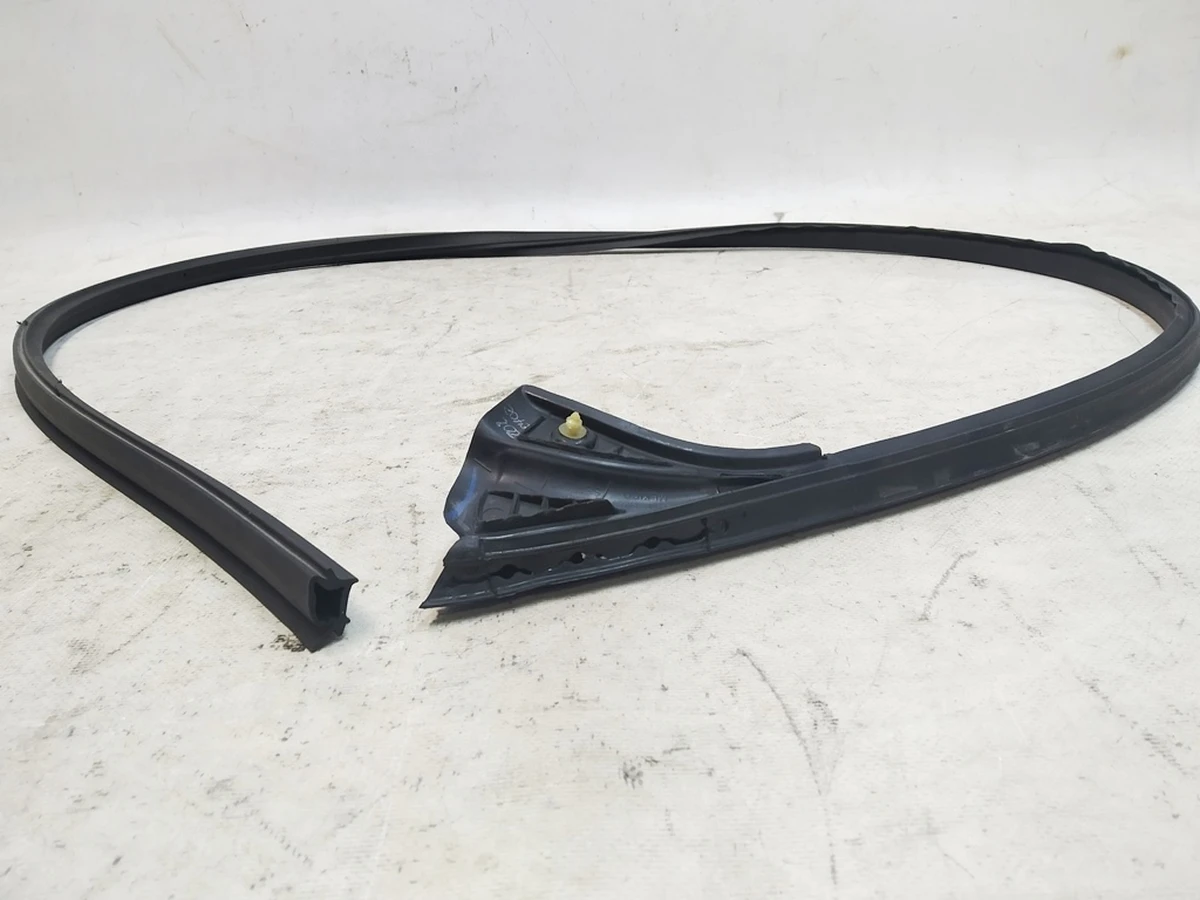 3 Уплотнитель молдинга дверного верхний левый Tesla model Y 1497677-00-C