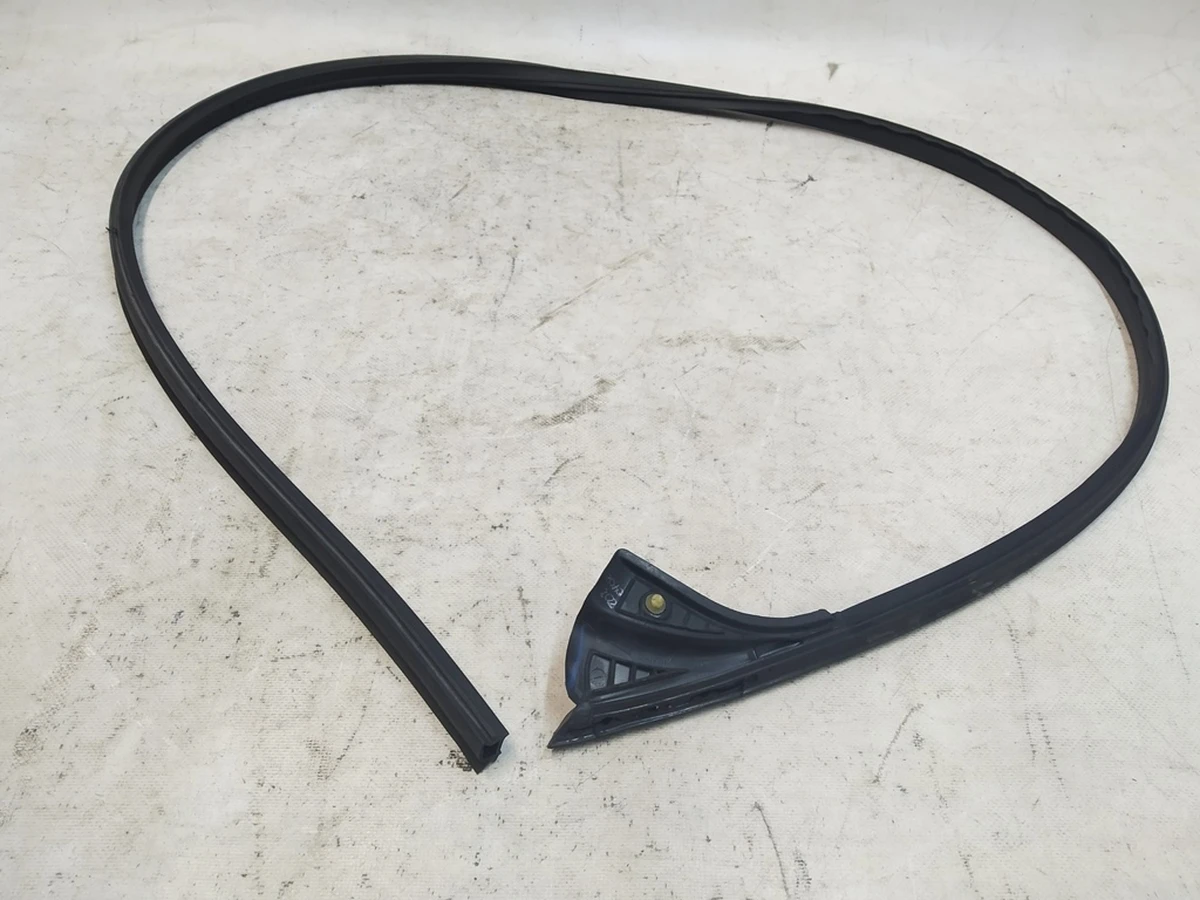 3 Уплотнитель молдинга дверного верхний левый Tesla model Y 1497677-00-C