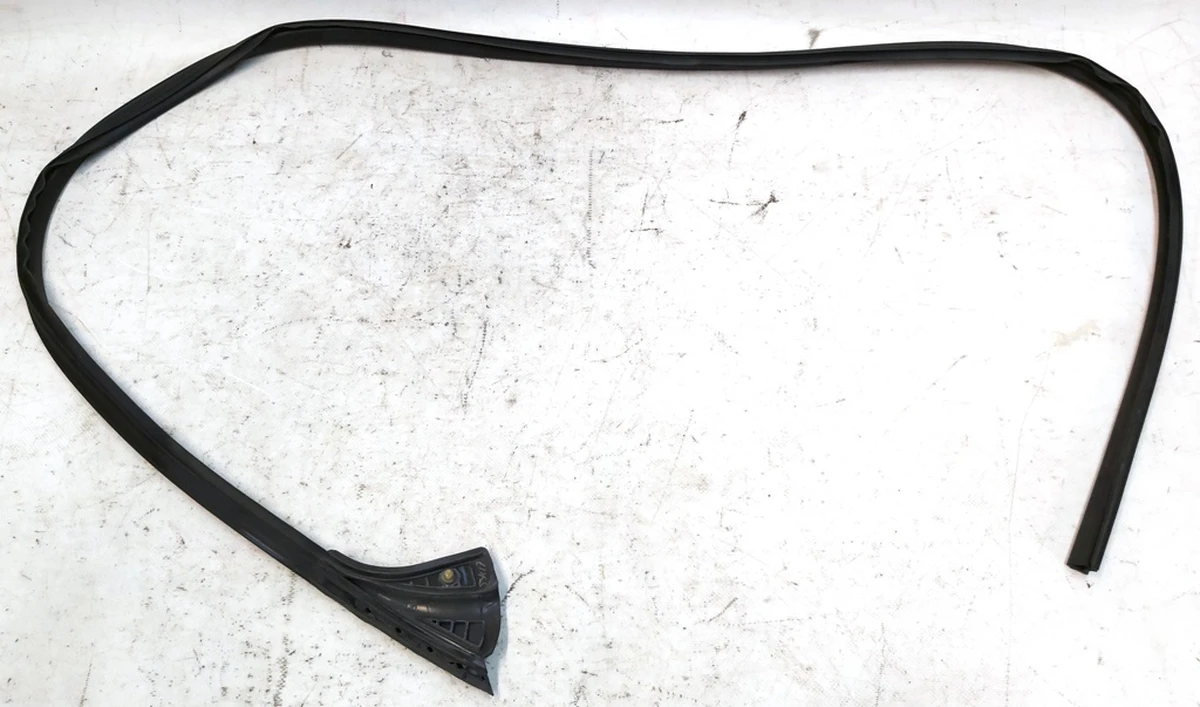 3 Уплотнитель молдинга дверного верхний правый Tesla model Y 1497678-00-A