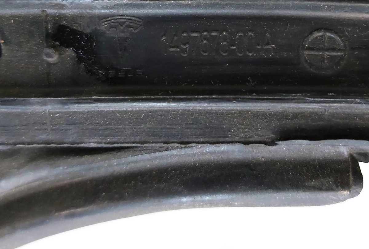 3 Уплотнитель молдинга дверного верхний правый Tesla model Y 1497678-00-A