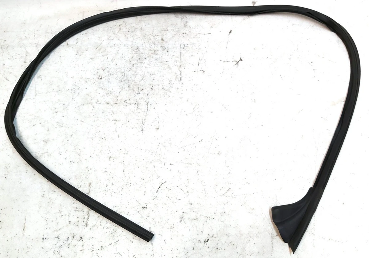 3 Уплотнитель молдинга дверного верхний правый Tesla model Y 1497678-00-A