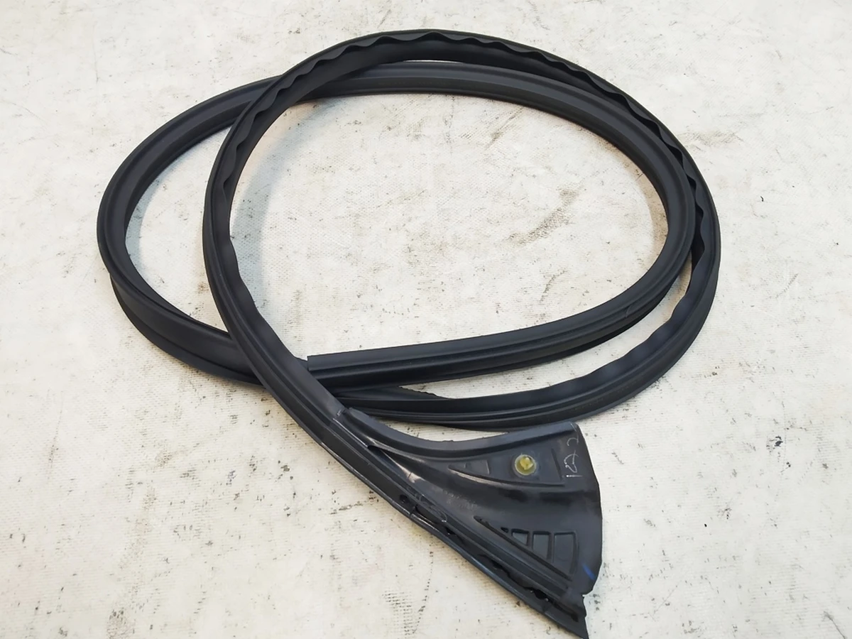 3 Уплотнитель молдинга дверного верхний правый Tesla model Y 1497678-00-C