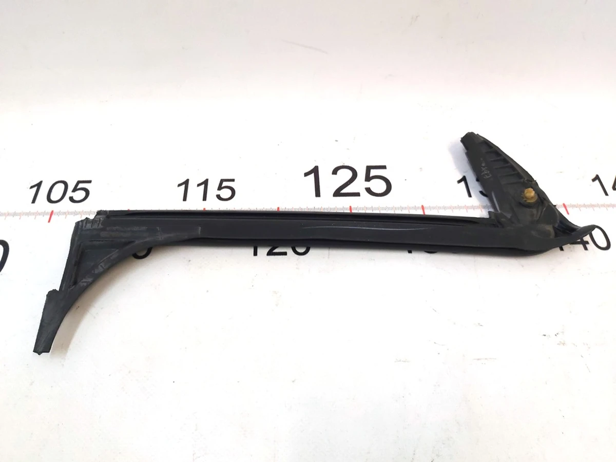 Уплотнитель резиновый стекла крыла заднего правого Tesla Model Y 1673554-00-D