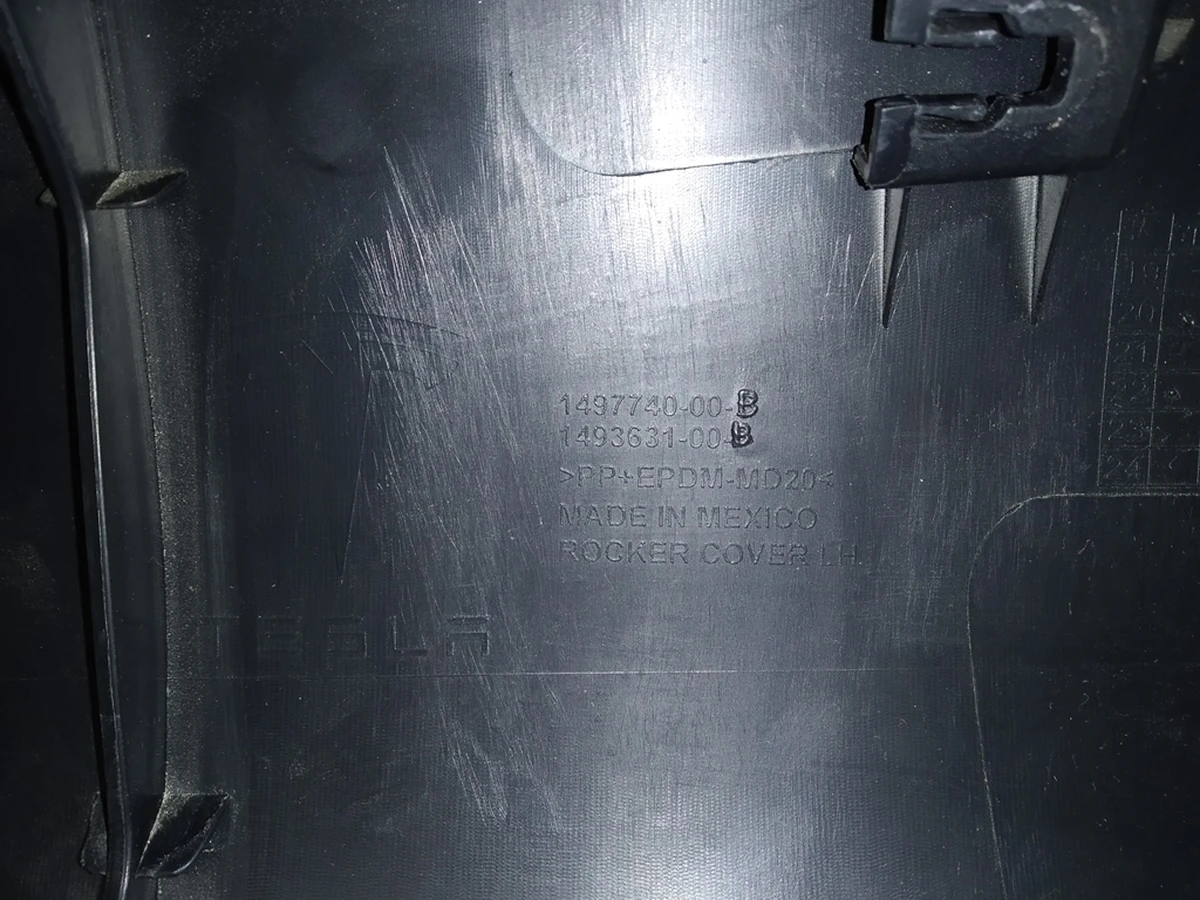 1 MODEL Y, ROCKER COVER LH, ASY damaged Tesla model Y 1497740-00-B