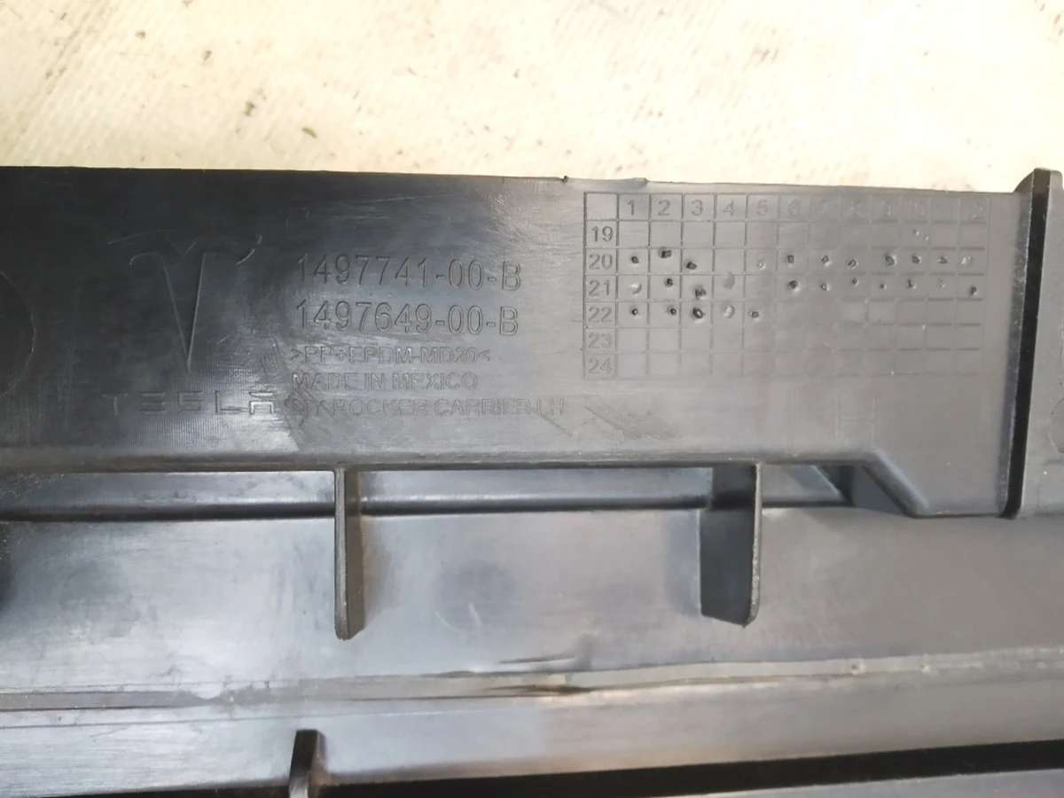 Кронштейн накладки порога лівої панелі рокерної реставрований Tesla Model Y 1497741-00-B