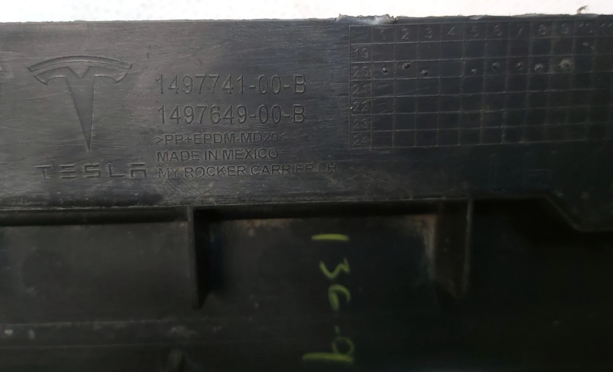 3 Кронштейн накладки порога лівої рокерної панелі Tesla model Y 1497741-00-B