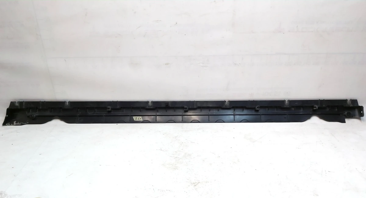 3 Кронштейн накладки порога лівої рокерної панелі Tesla model Y 1497741-00-B