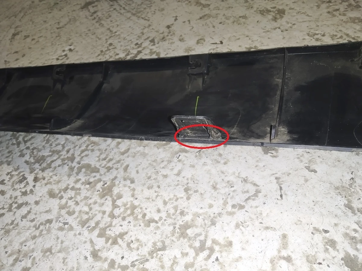 2 MODEL Y, ROCKER COVER RH, ASY damaged Tesla model Y 1497744-00-B